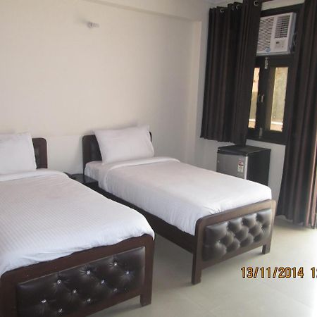 Charanpahari Hotel Neu-Delhi Exterior foto