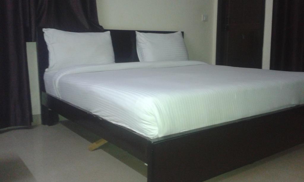 Charanpahari Hotel Neu-Delhi Zimmer foto