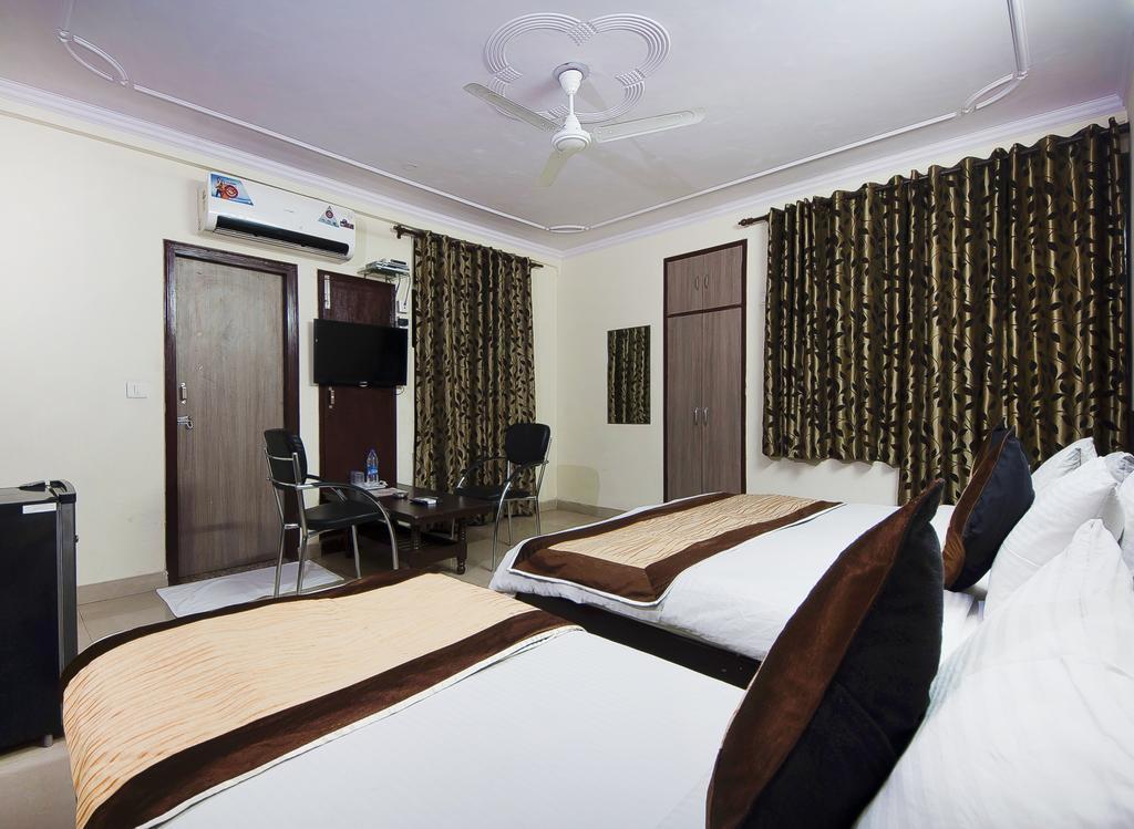 Charanpahari Hotel Neu-Delhi Exterior foto