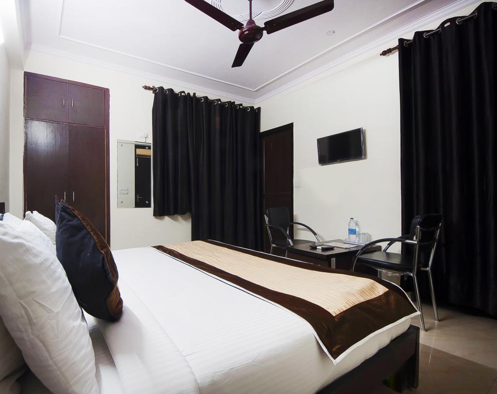 Charanpahari Hotel Neu-Delhi Exterior foto