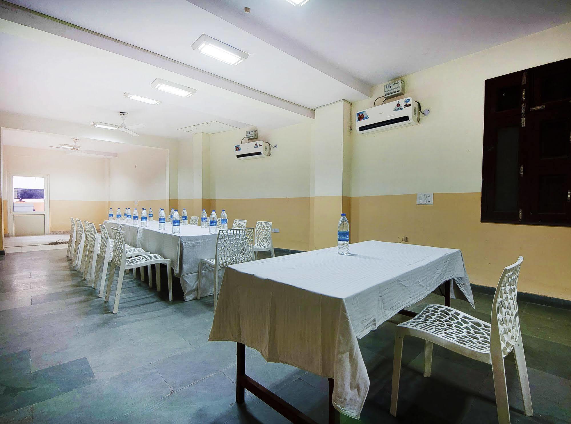 Charanpahari Hotel Neu-Delhi Exterior foto