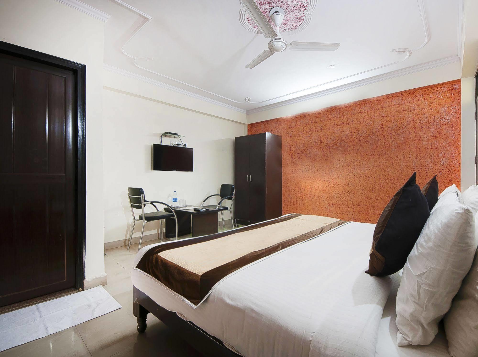 Charanpahari Hotel Neu-Delhi Exterior foto