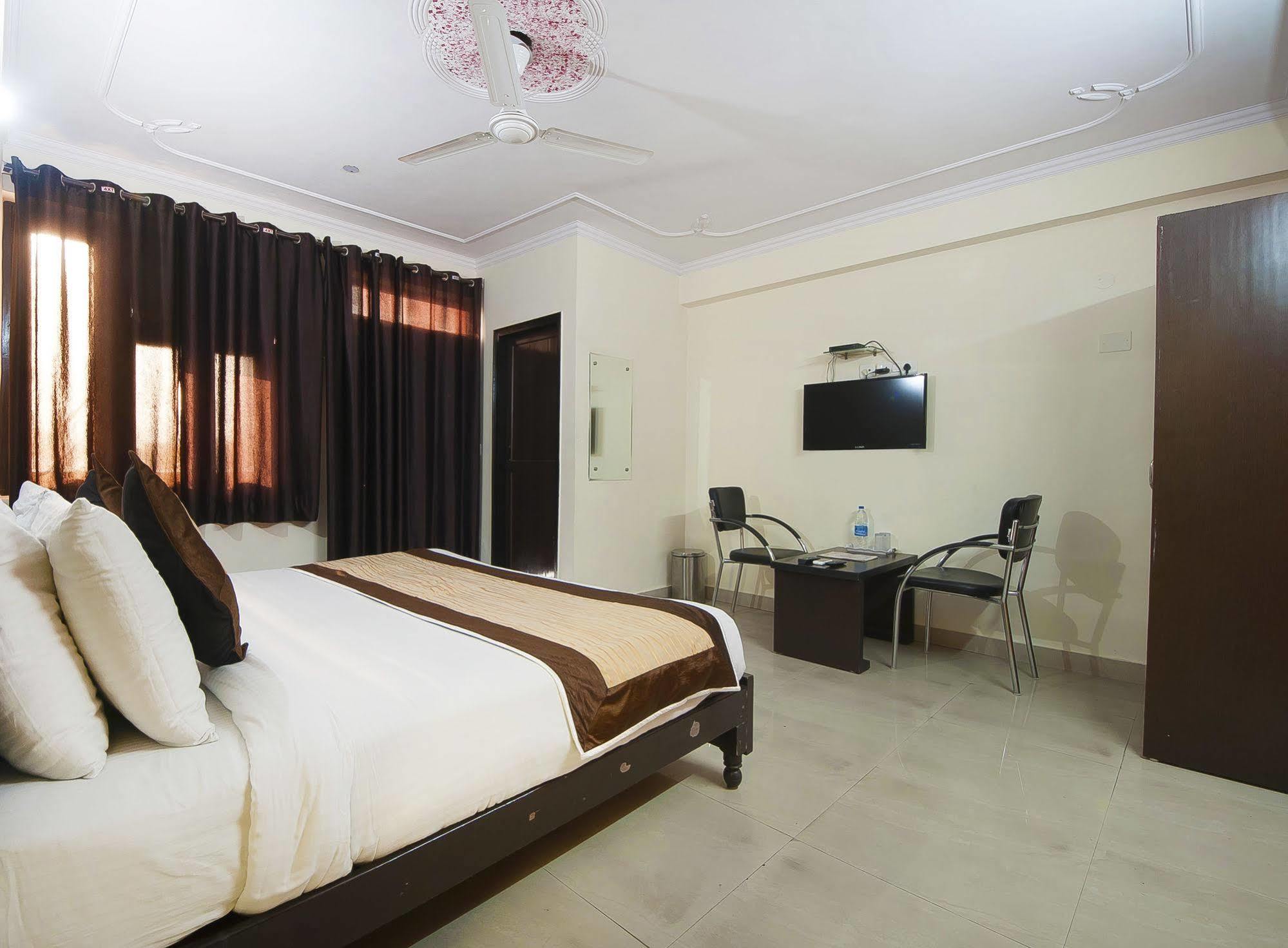 Charanpahari Hotel Neu-Delhi Exterior foto