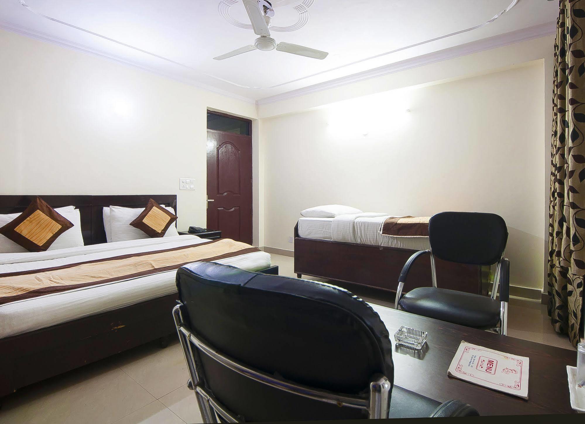 Charanpahari Hotel Neu-Delhi Exterior foto