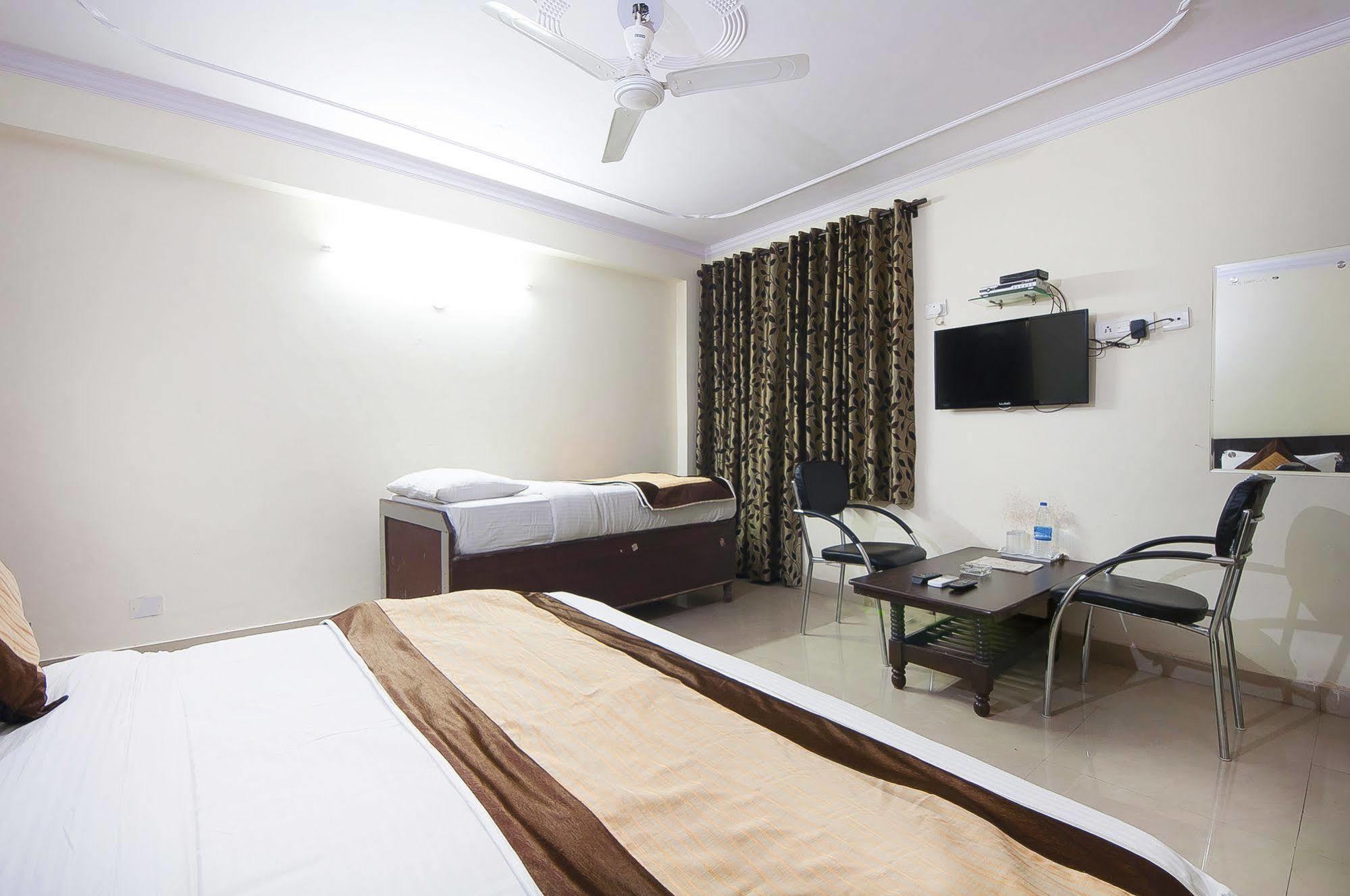 Charanpahari Hotel Neu-Delhi Exterior foto