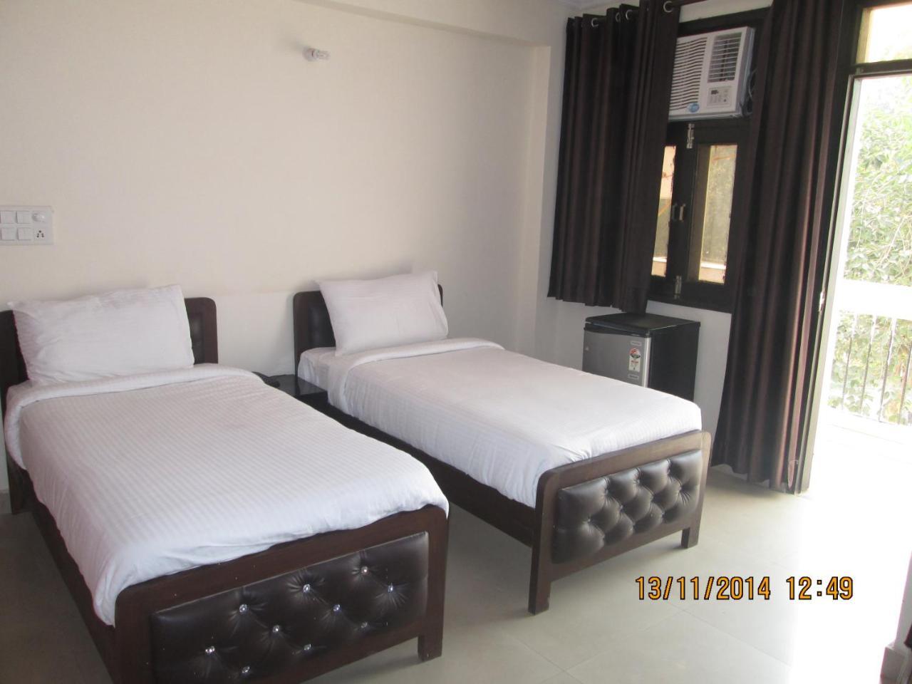 Charanpahari Hotel Neu-Delhi Exterior foto