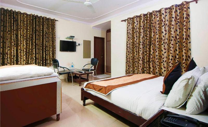 Charanpahari Hotel Neu-Delhi Exterior foto
