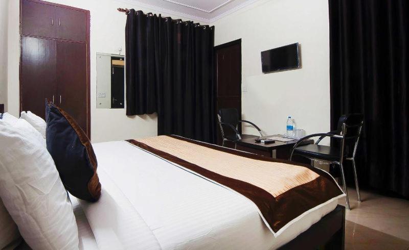 Charanpahari Hotel Neu-Delhi Exterior foto